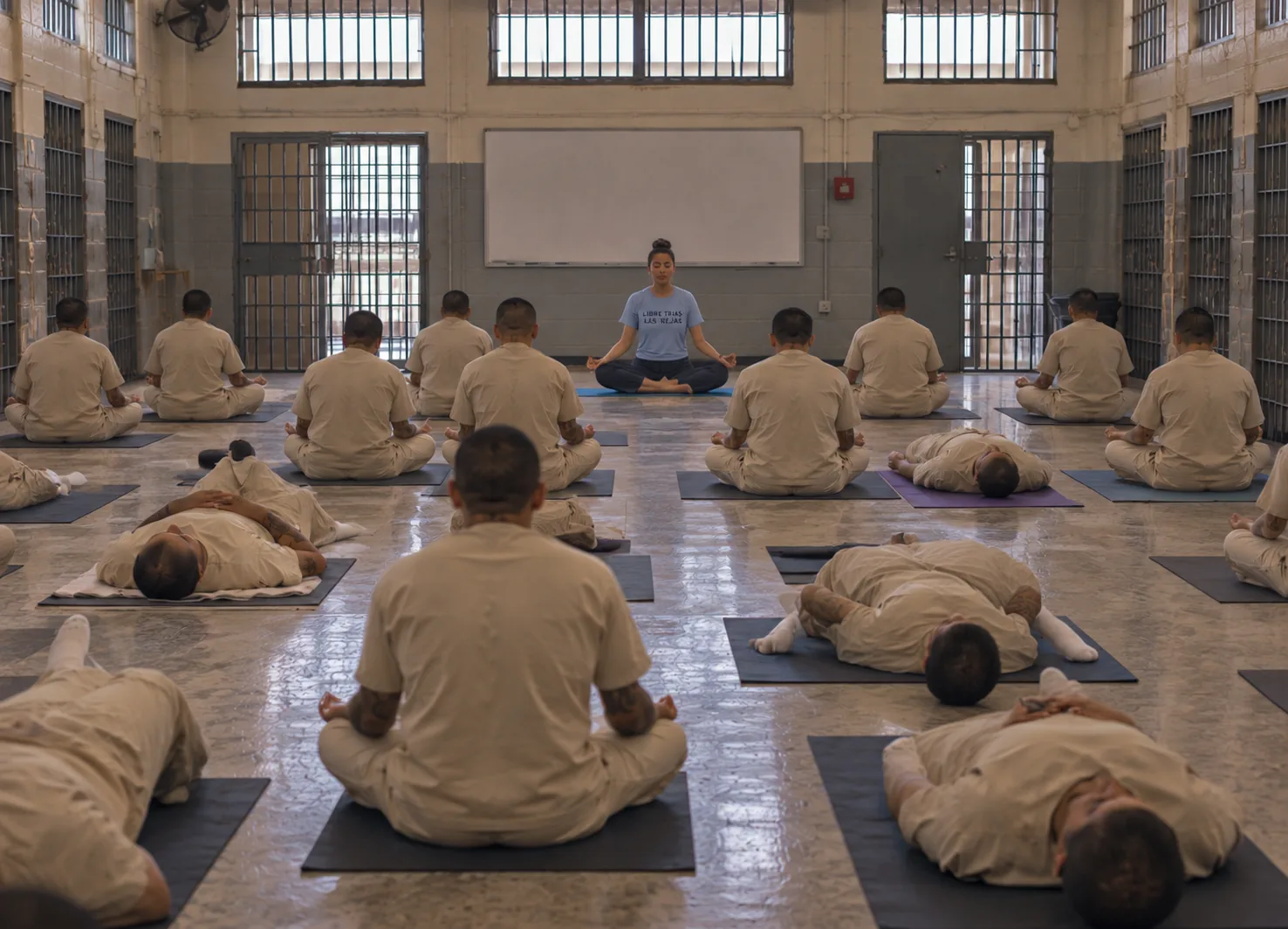 Grupo en meditación frente a la instructora.